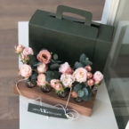MF5230 - Цветочный чемодачик Алхимия с кустовой розой картинка №1 - moscowflorist.ru MF5230 - Цветочный чемодачик Алхимия с кустовой розой фото №1 - moscowflorist.ru