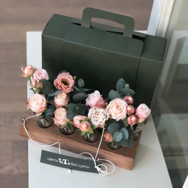 MF5230 - Цветочный чемодачик Алхимия с кустовой розой фото - moscowflorist.ru