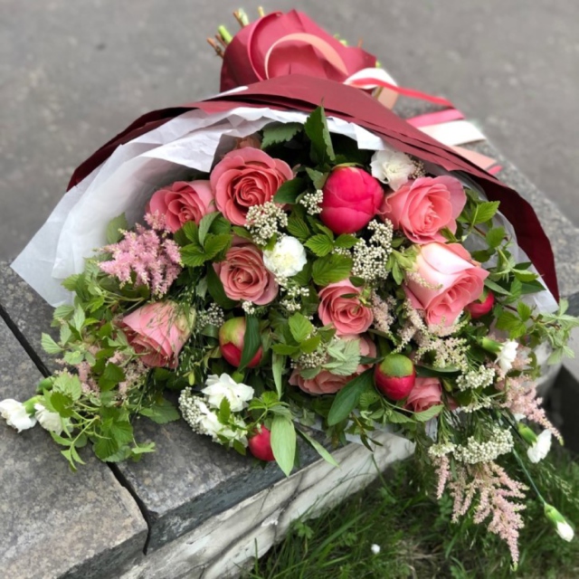 MF1179 - Летний букет с пионами и розами фото - moscowflorist.ru