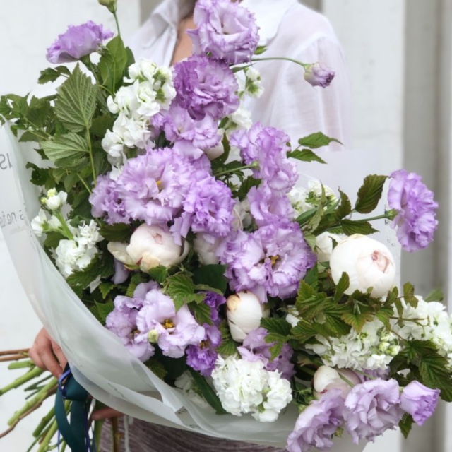 MF1182 - Бело-сиреневый букет с пионами фото - moscowflorist.ru