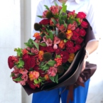 MF1189 - Яркий красный раскидистый букет с розами и ягодами картинка №2 - moscowflorist.ru MF1189 - Яркий красный раскидистый букет с розами и ягодами фото №2 - moscowflorist.ru