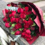 MF1189 - Яркий красный раскидистый букет с розами и ягодами картинка №4 - moscowflorist.ru MF1189 - Яркий красный раскидистый букет с розами и ягодами фото №4 - moscowflorist.ru