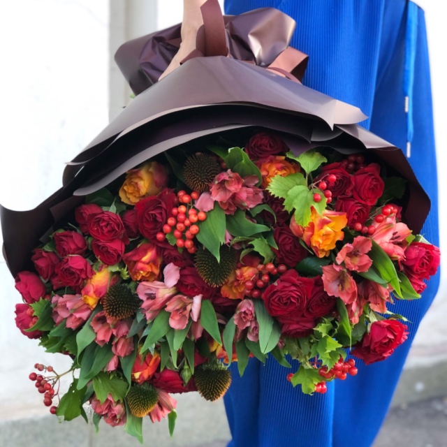 MF1189 - Яркий красный раскидистый букет с розами и ягодами фото - moscowflorist.ru