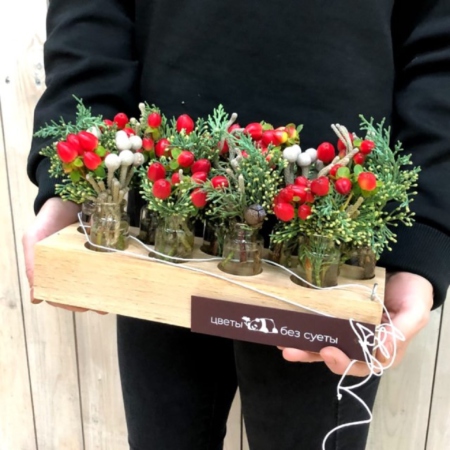 MF5236 - Коробка Алхимия с красными ягодами гиперикума и брунией - фото moscowflorist.ru