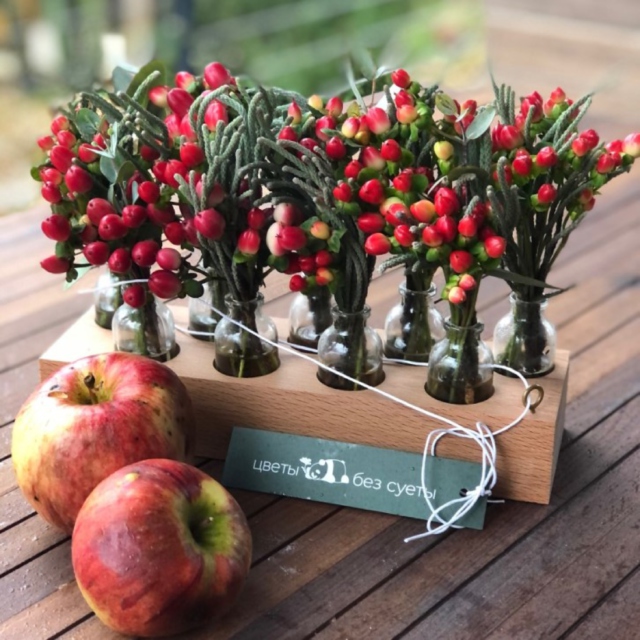 MF5236 - Коробка Алхимия с красными ягодами гиперикума и брунией фото - moscowflorist.ru