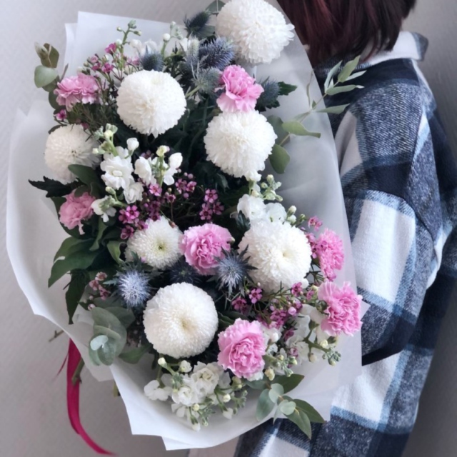 MF1305 - Букет бело-розовый с шариками хризантем фото - moscowflorist.ru
