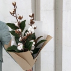 MF1306 - Интерьерный букет их веток хлопка и зелени фото №4 - moscowflorist.ru