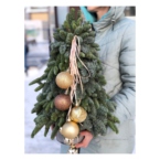 MF3046 - Елка из веток Нобилиса (h50 см) с элегантным каскадом из шаров фото №2 - moscowflorist.ru