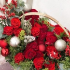 MF4038 - Новогодняя корзина с шарами в красном цвете фото №5 - moscowflorist.ru