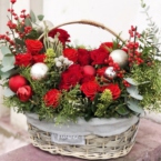 MF4038 - Новогодняя корзина с шарами в красном цвете фото №1 - moscowflorist.ru