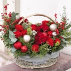 MF4038 - Новогодняя корзина с шарами в красном цвете фото №2 - moscowflorist.ru