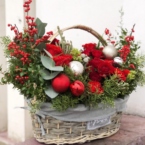 MF4038 - Новогодняя корзина с шарами в красном цвете фото №4 - moscowflorist.ru