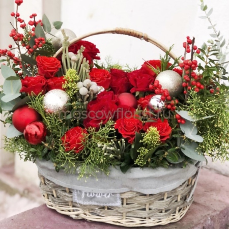 MF4038 - Новогодняя корзина с шарами в красном цвете - фото moscowflorist.ru