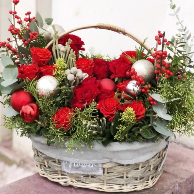 MF4038 - Новогодняя корзина с шарами в красном цвете фото - moscowflorist.ru