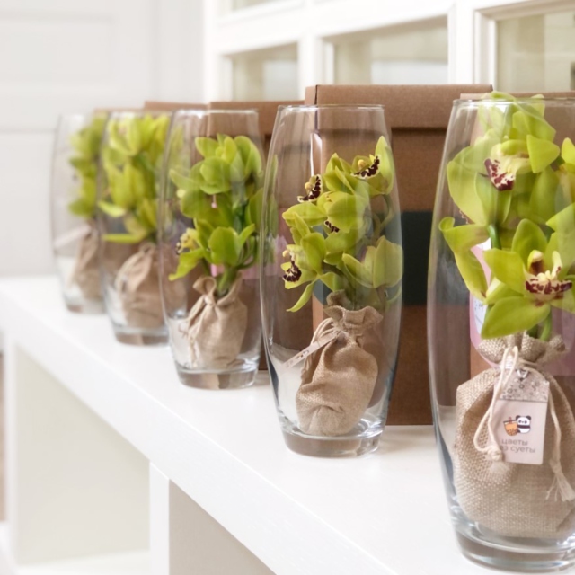 k5849 - Композиция с орхидеей в вазе (от 10 шт.) фото - moscowflorist.ru