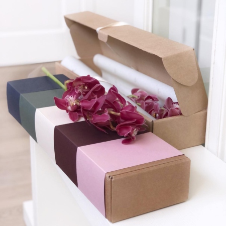 k5571 - Фирменный кейс с орхидеей цимбидиум - цвета в асс. (от 5 шт.) - фото moscowflorist.ru