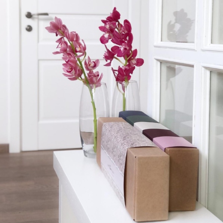 k5571 - Фирменный кейс с орхидеей цимбидиум - цвета в асс. (от 5 шт.) - фото moscowflorist.ru