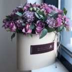 MF0924 - Фирменная овальная коробка с сиреневыми цветами картинка №1 - moscowflorist.ru MF0924 - Фирменная овальная коробка с сиреневыми цветами фото №1 - moscowflorist.ru