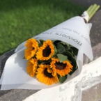 MF1320 - Монобукет из 5 подсолнухов картинка №1 - moscowflorist.ru MF1320 - Монобукет из 5 подсолнухов фото №1 - moscowflorist.ru