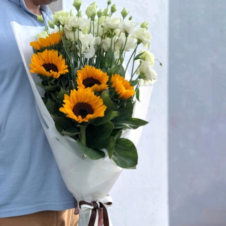 MF1321 - Элегантный высокий букет из подсолнухов и лизиантуса. Колекция Morse - фото moscowflorist.ru