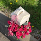 MF5761 - Цветочный фонарик с яркими кустовыми розами картинка №4 - moscowflorist.ru MF5761 - Цветочный фонарик с яркими кустовыми розами фото №4 - moscowflorist.ru