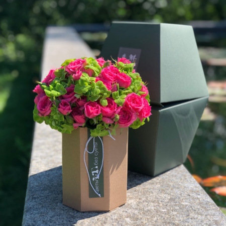 MF8114 - Коробка PandaBowl с яркими розами и гортензиями - фото moscowflorist.ru