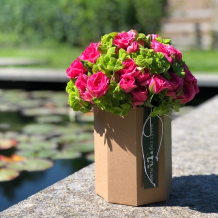 MF8114 - Коробка PandaBowl с яркими розами и гортензиями - фото moscowflorist.ru