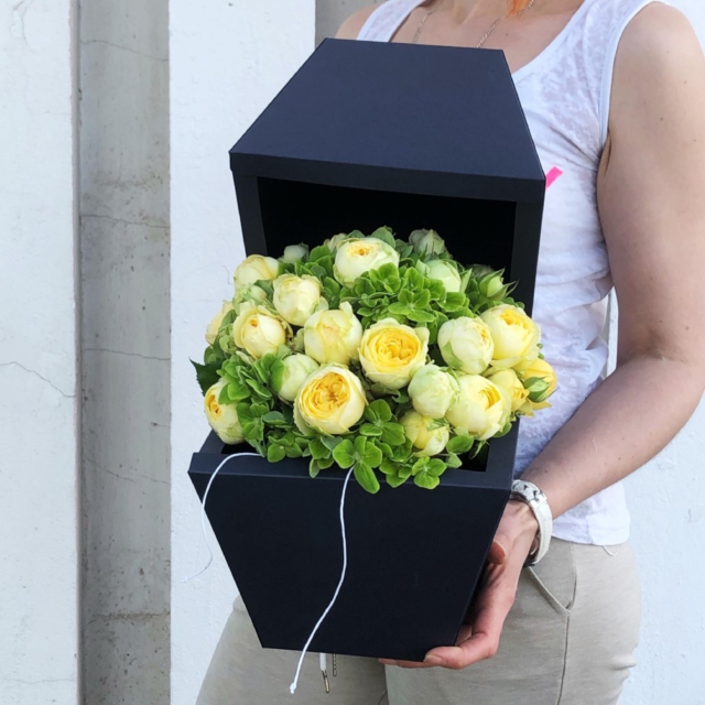 MF8115 - Коробка PandaBowl с лимонными розами фото - moscowflorist.ru