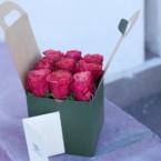 MF5331 - Кубик-переноска серии Takeiteasy с яркой розой картинка №5 - moscowflorist.ru MF5331 - Кубик-переноска серии Takeiteasy с яркой розой фото №5 - moscowflorist.ru