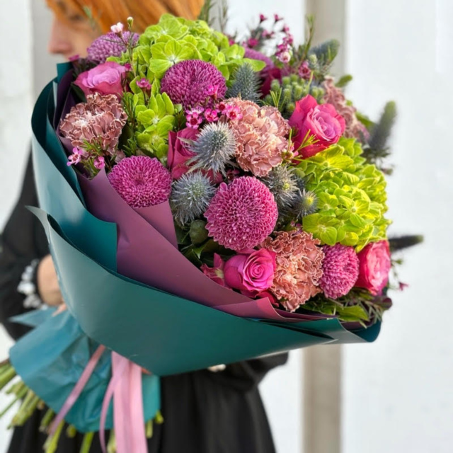 MF1328 - Яркий букет с лиловыми розами и гортензиями фото - moscowflorist.ru