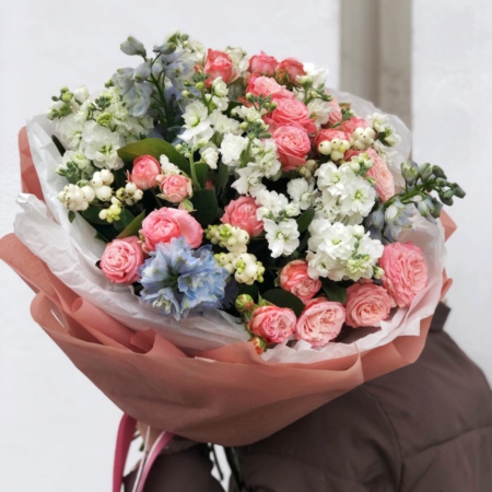 MF1329 - Пышный нежный бело-розовый букет с кустовыми пионовидными розами - фото moscowflorist.ru