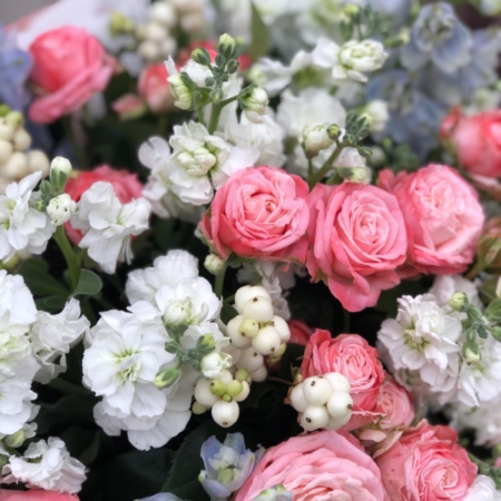 MF1329 - Пышный нежный бело-розовый букет с кустовыми пионовидными розами - фото moscowflorist.ru