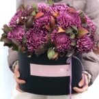 MF0932 - Овальная коробка Бургундия с сезонной хризантемой фото №2 - moscowflorist.ru