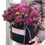MF0932 - Овальная коробка Бургундия с сезонной хризантемой фото №3 - moscowflorist.ru