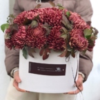 MF0932 - Овальная коробка Бургундия с сезонной хризантемой фото №5 - moscowflorist.ru