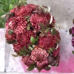 MF0932 - Овальная коробка Бургундия с сезонной хризантемой фото №4 - moscowflorist.ru