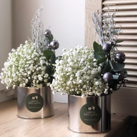 MF3054 - Праздничная пара с белыми цветами в консервных баночках - фото moscowflorist.ru