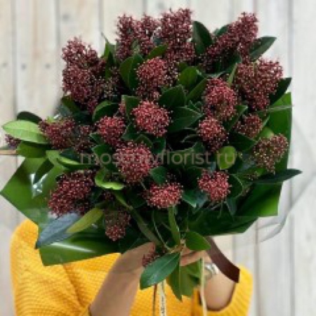 MF1330 - Сезонный букет с бордовой скимией - фото moscowflorist.ru