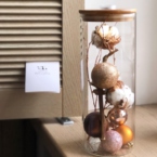 MF5864 - Огонёк - Стеклянный тубус с хлопком и декором (с подсветкой) фото №5 - moscowflorist.ru