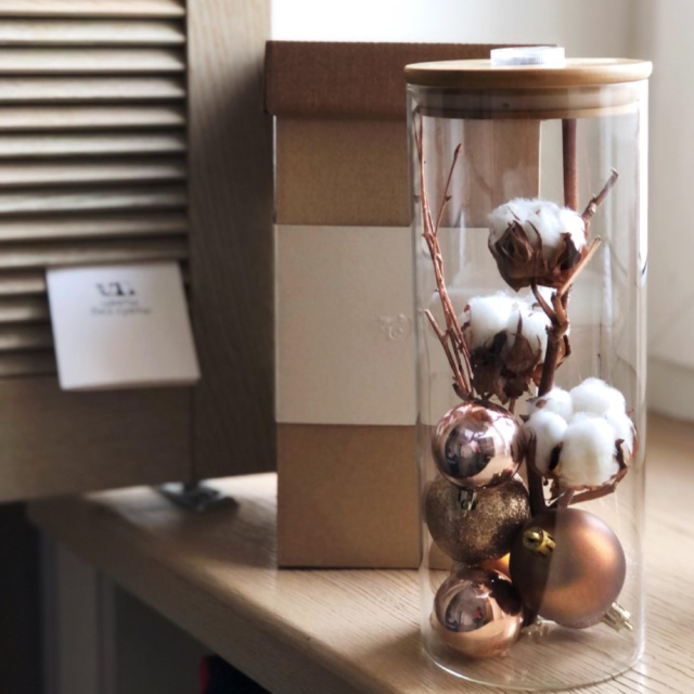 MF5864 - Огонёк - Стеклянный тубус с хлопком и декором (с подсветкой) фото - moscowflorist.ru