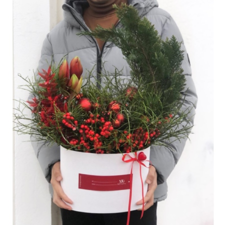 MF0933 - Овальная коробка с хвойниками - фото moscowflorist.ru