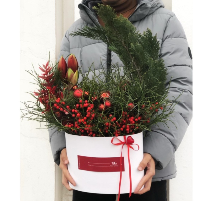 MF0933 - Овальная коробка с хвойниками фото - moscowflorist.ru