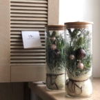 MF5865 - Огонёк - Композиция с хвойниками в натуральном убранстве с подсветкой фото №4 - moscowflorist.ru