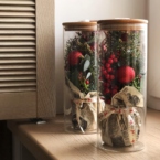 MF5866 - Огонек - Стеклянный тубус с хвойниками и красным декором (встроена подстветка) фото №4 - moscowflorist.ru