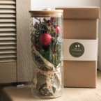 MF5866 - Огонек - Стеклянный тубус с хвойниками и красным декором (встроена подстветка) фото №2 - moscowflorist.ru