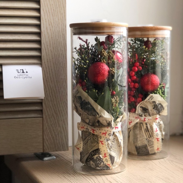 MF5866 - Огонек - Стеклянный тубус с хвойниками и красным декором (встроена подстветка) фото - moscowflorist.ru