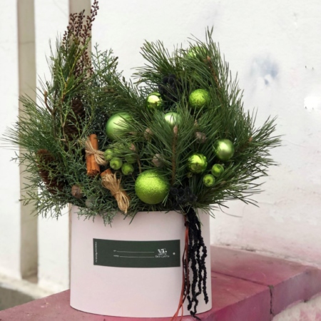 MF0934 - Фирменная овальная коробка "Зеленые совсем" - фото moscowflorist.ru