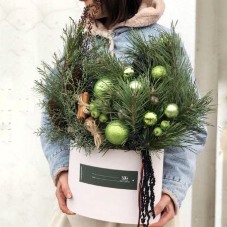 MF0934 - Фирменная овальная коробка "Зеленые совсем" - фото moscowflorist.ru