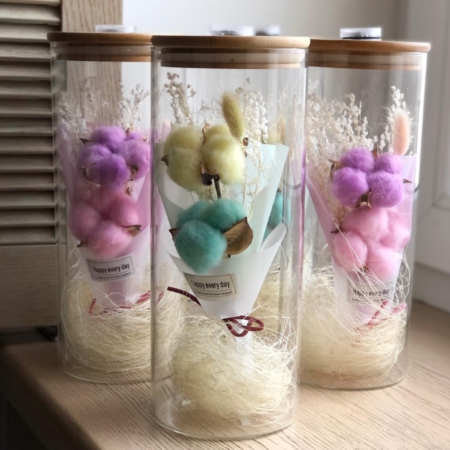 MF5867 - Стеклянная ваза  "Огонек" с подсветкой "Огонек" с цветным хлопком - фото moscowflorist.ru