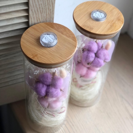 MF5867 - Стеклянная ваза  "Огонек" с подсветкой "Огонек" с цветным хлопком - фото moscowflorist.ru